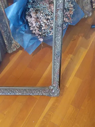 Marco antiguo dorado envejecido