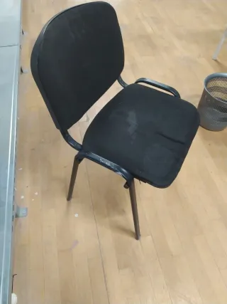 Silla negra de tela y metal