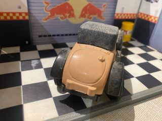 Coche de juguete clásico color beige