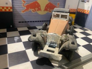 Coche de juguete clásico color beige