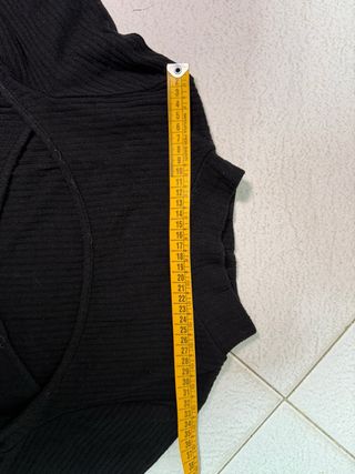 Maglioncino donna nero con cut-out