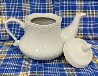 Tetera y plato antiguo de porcelana