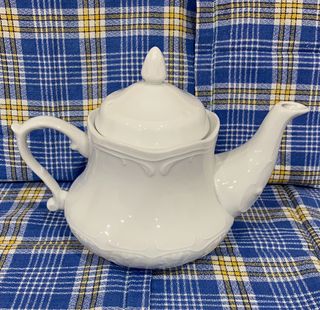 Tetera y plato antiguo de porcelana