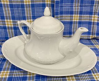 Tetera y plato antiguo de porcelana