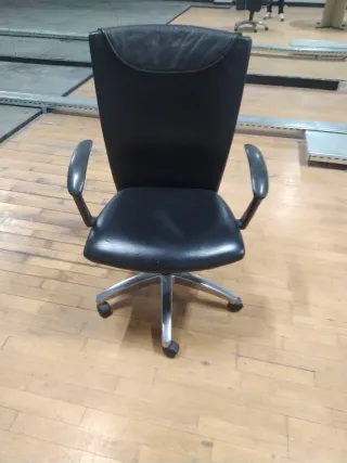 Silla de oficina negra y plateada