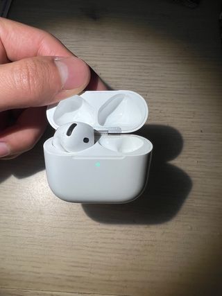 Caja AirPods 4 + AirPod Izquierdo