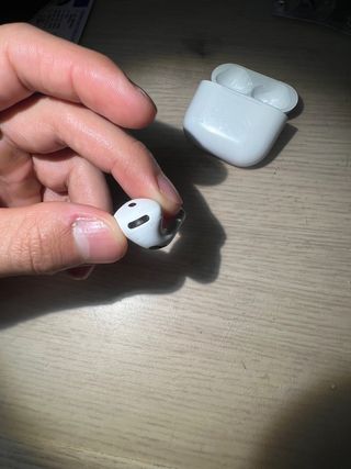 Caja AirPods 4 + AirPod Izquierdo