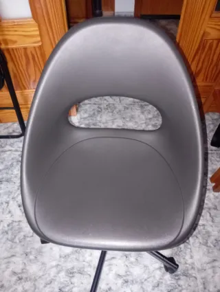 Silla de oficina negra con ruedas