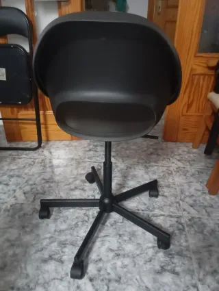 Silla de oficina negra con ruedas