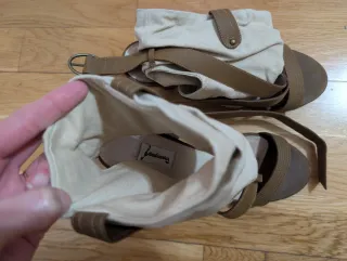 Botines de tela beige y cuero marrón