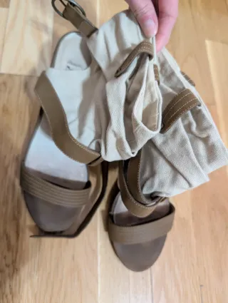 Botines de tela beige y cuero marrón