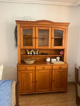 Armario de madera con vitrina