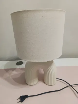 Lámpara de escritorio beige