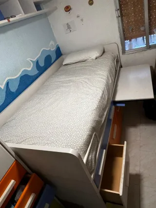 Cama compacta con escritorio y cajones