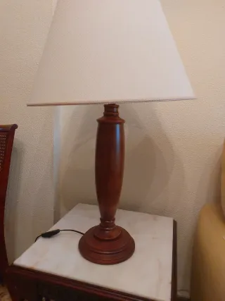 Lámpara de mesa de madera
