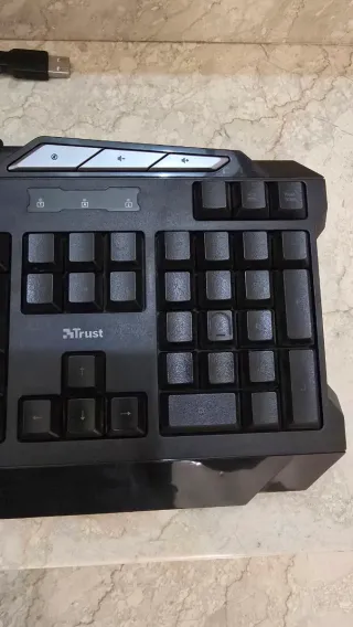 Tastiera Trust RGB