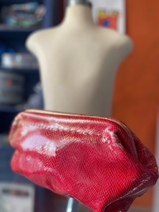 Clutch rojo grande piel genuina.