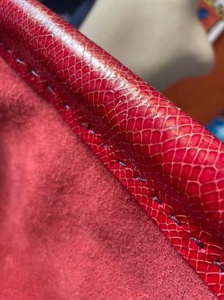 Clutch rojo grande piel genuina.