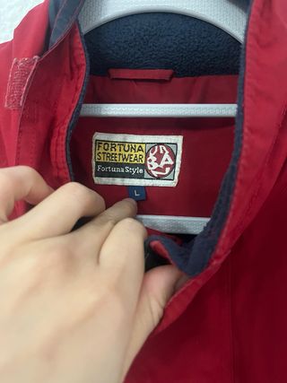 Chaqueta impermeable cuello alto corte oversize