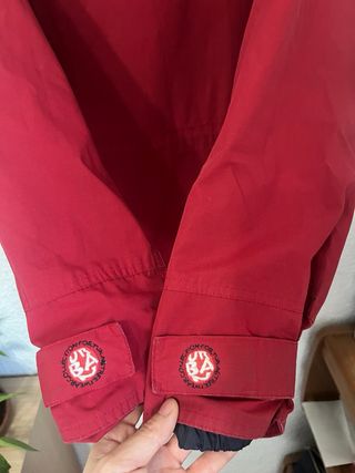 Chaqueta impermeable cuello alto corte oversize