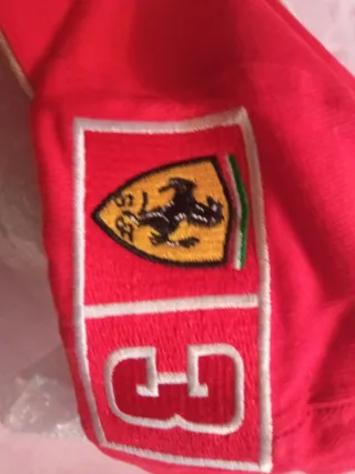 Cappellino rosso Ferrari ,Deutsche Vermögensberatu