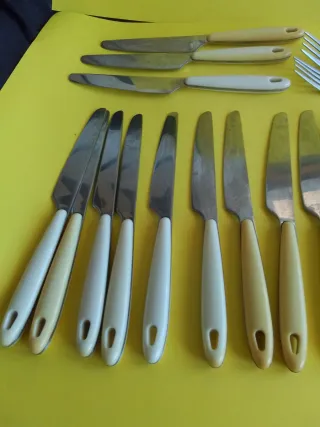 Set de cubiertos acero y pasta beige