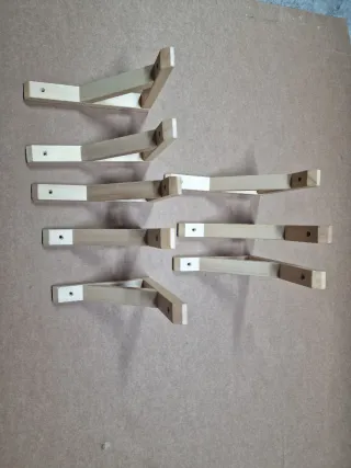 Estante de madera con escuadras