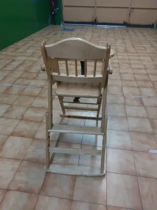 Trona de madera para bebé