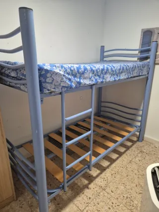 Cama litera metálica y de madera