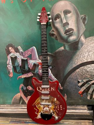 Guitarra Conmemorativa Queen