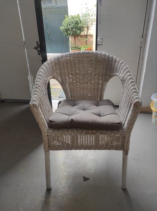 Sillón de mimbre con cojín gris