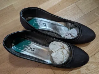 Zapatos MÖA negros tacón bajo brillantes