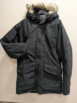Abrigo Timberland negro plumas y capucha