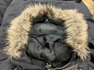 Abrigo Timberland negro plumas y capucha