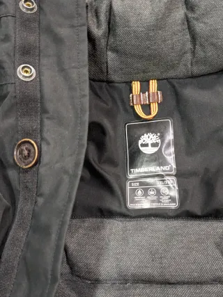 Abrigo Timberland negro plumas y capucha