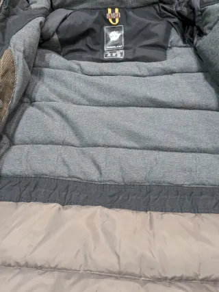 Abrigo Timberland negro plumas y capucha