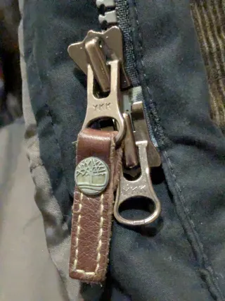 Abrigo Timberland negro plumas y capucha