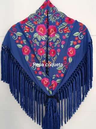 Mantoncillo azul pavo bordado flores