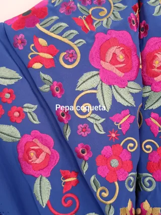 Mantoncillo azul pavo bordado flores