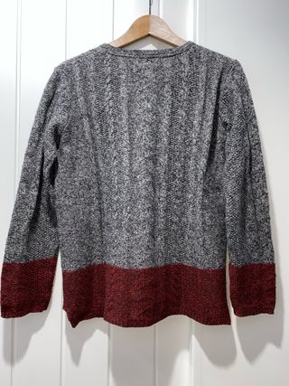 Jersey gris y rojo con trenzas