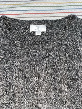 Jersey gris y rojo con trenzas