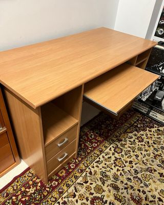 Escritorio de madera para ordenador