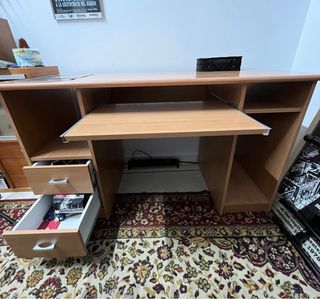 Escritorio de madera para ordenador