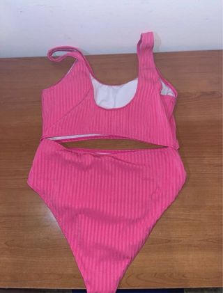Costume da bagno rosa a costine