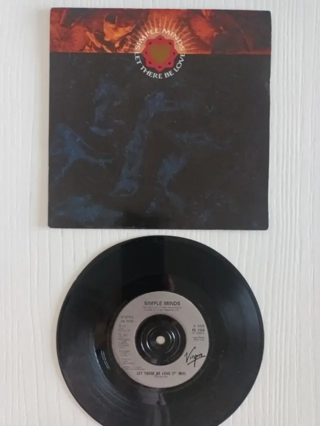 SINGLES SIMPLE MINDS