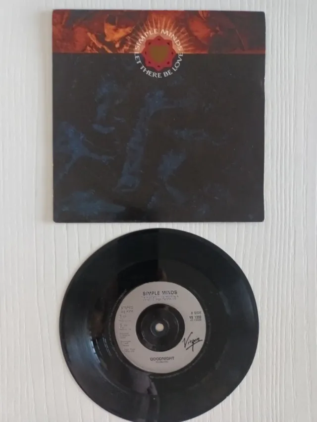 SINGLES SIMPLE MINDS