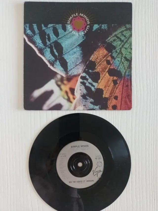 SINGLES SIMPLE MINDS