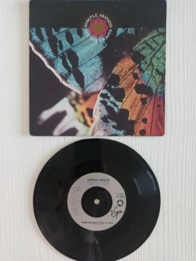 SINGLES SIMPLE MINDS