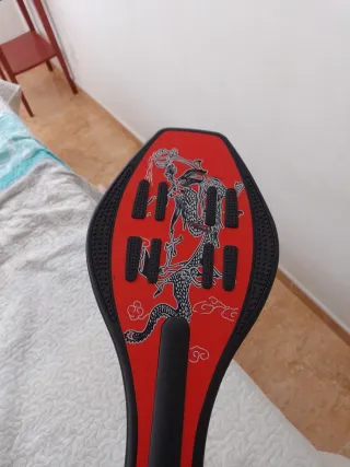Patineta de dos ruedas con dragón
