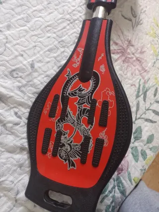 Patineta de dos ruedas con dragón